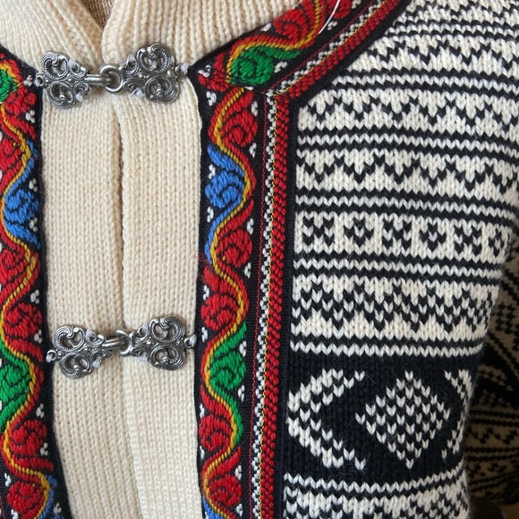 Norway Fair Isle Nordic Wool Zip Clasp CardiganSmall however it is very roomy. - Picture 2 of 6